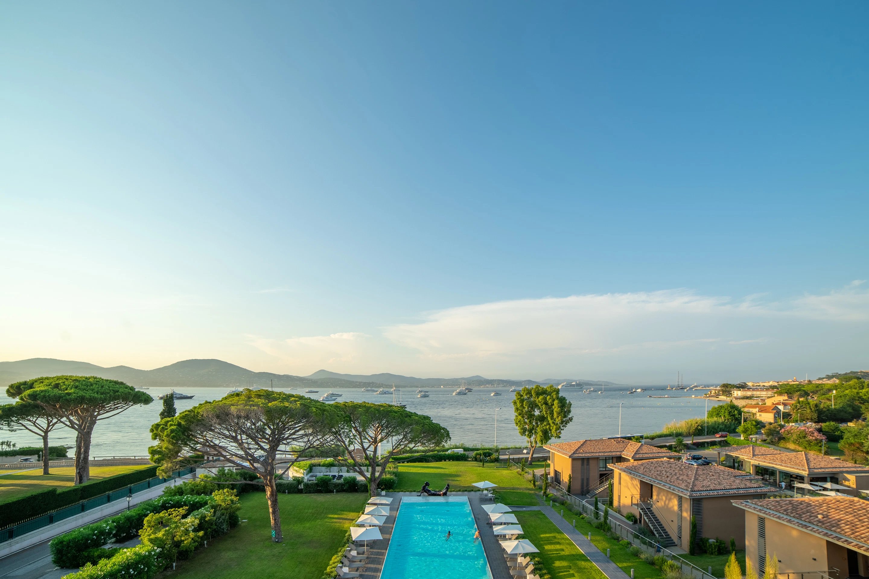 Outdoor pool - sea view - Kube Hotel Saint-Tropez - French Riviera