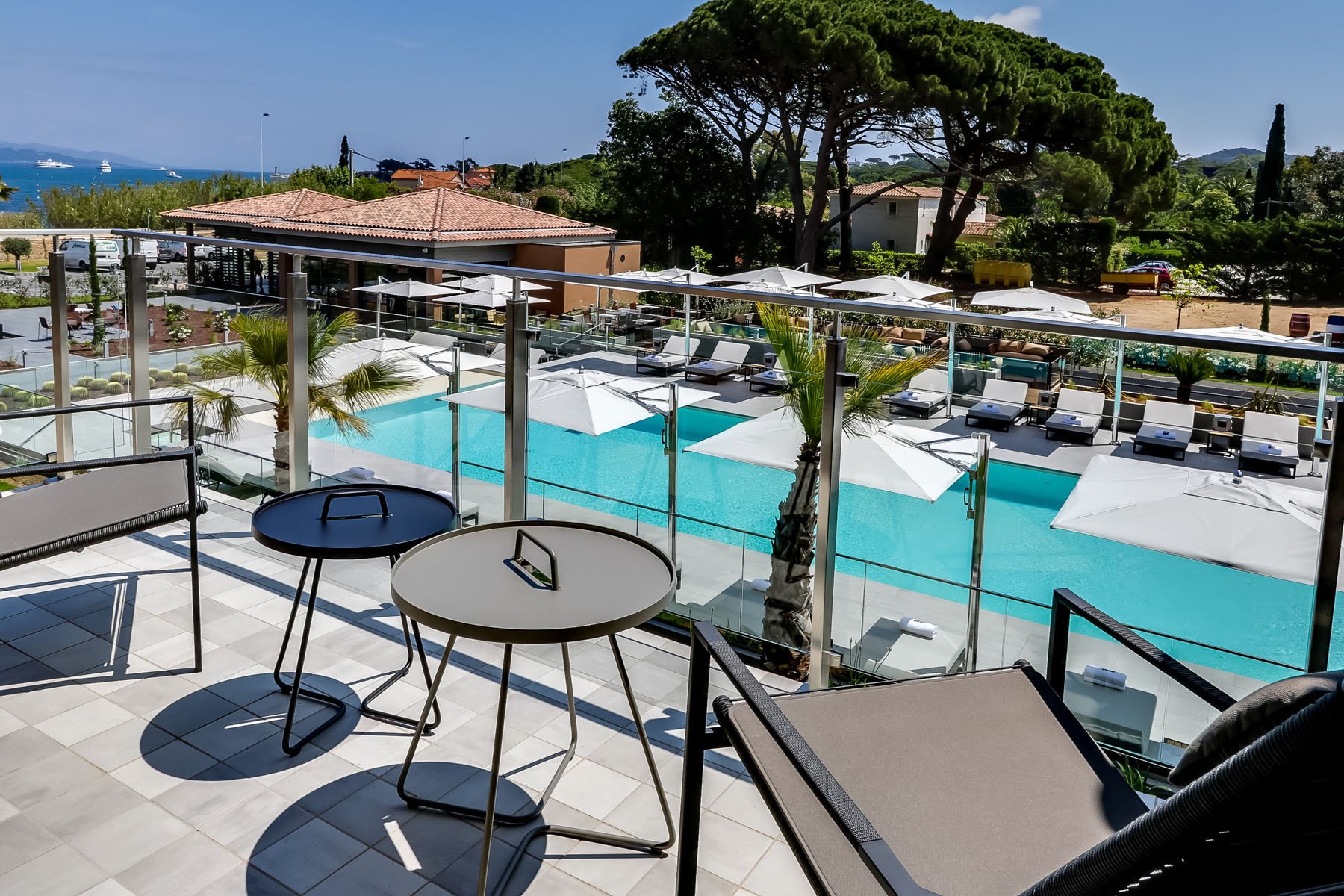Terrasse vue piscine - Kube Hotel Saint-Tropez - Côte d'Azur